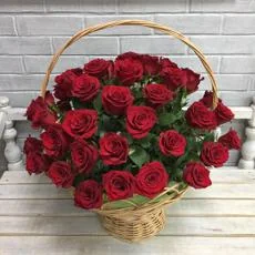 Корзина из 51 розы — купить с доставкой в Сыктывкаре