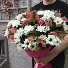 Букет из кустовых хризантем и альстромерии — купить с доставкой в Сыктывкаре