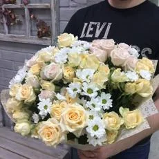 Букет из кустовых роз и хризантемы — купить с доставкой в Сыктывкаре